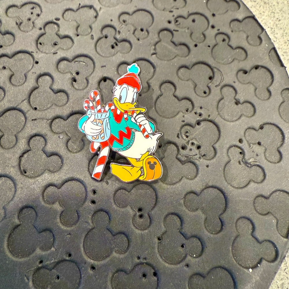 Donald Duck Christmas 2025 hidden Mickey chaser pin